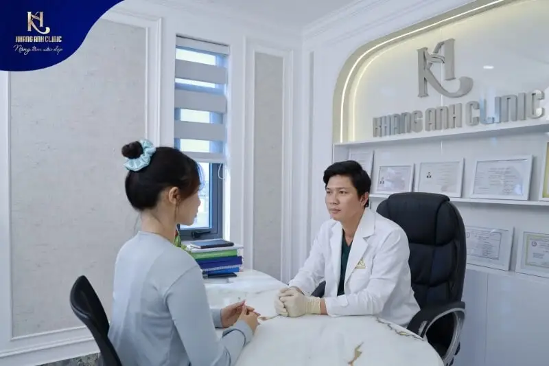 Bác sĩ chuyên khoa tạo hình thẩm mỹ tư vấn cho khách