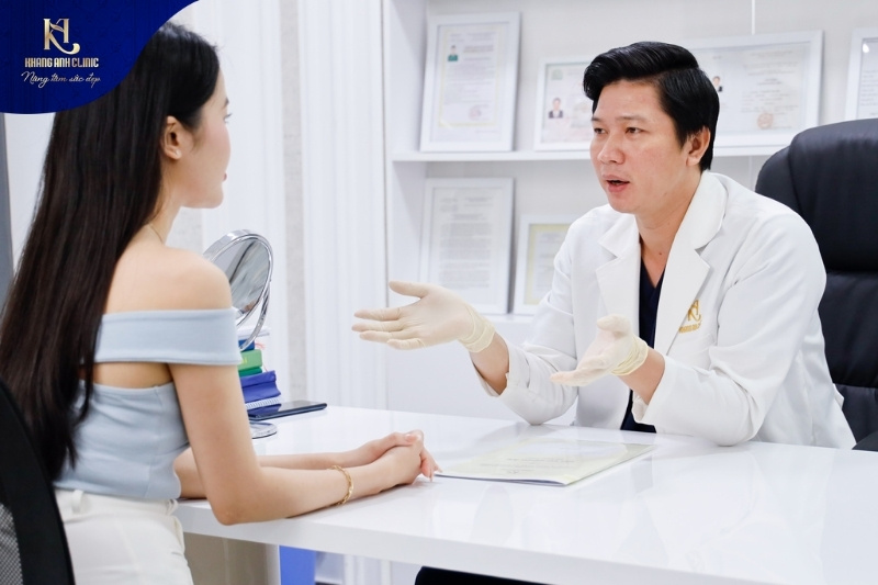 Bác sĩ chuyên khoa thẩm mỹ tại Khang Anh sẽ theo dõi trực tiếp quá trình cắt mí di chuyển túi mỡ