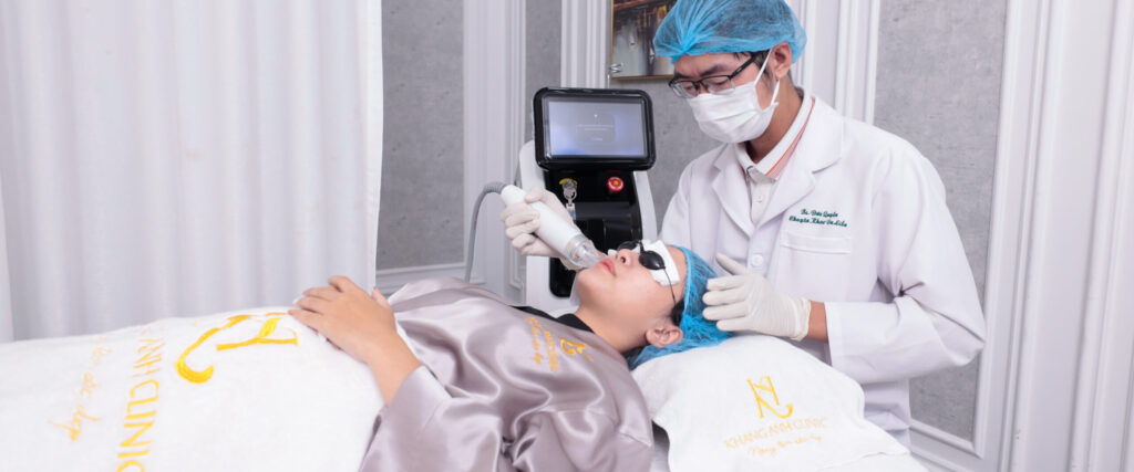 Bác sĩ chuyên khoa Da liễu thực hiện điều trị cho khách hàng tại Khang Anh