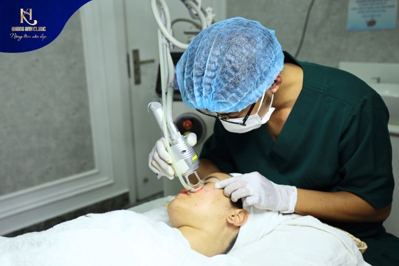 Dịch vụ điều trị da liễu với máy móc hiện đại bác sĩ da liễu giỏi