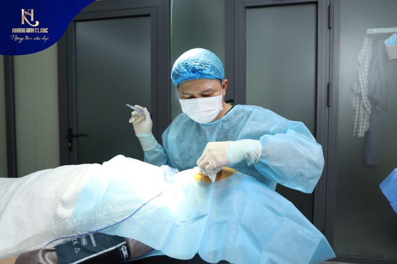 Nâng cung chân mày tại  Phòng khám Khang Anh được thực hiện bới bác sĩ CKI