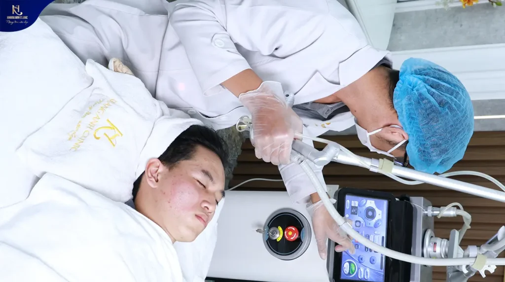 lỗ chân lông to và sẹo đáy nhọn, sẹo đáy nhọn và lỗ chân lông to