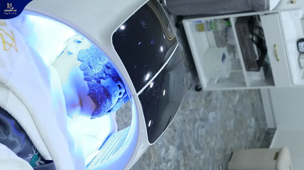 điều trị mụn trứng cá bằng chiếu đèn led, chiếu ánh sáng xanh trị mụn, LED light therapy
