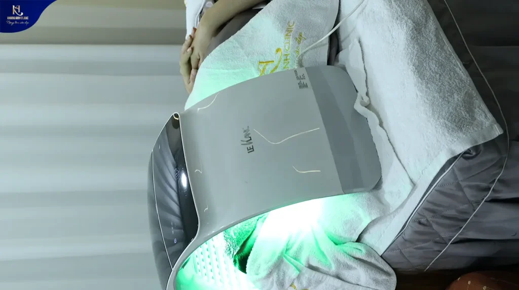 điều trị mụn trứng cá bằng chiếu đèn led, chiếu ánh sáng xanh trị mụn, LED light therapy